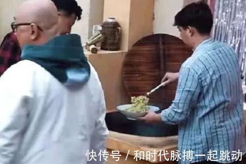 《向往的生活》总导演爆料黄磊做饭之前，组里会把菜先炒一遍