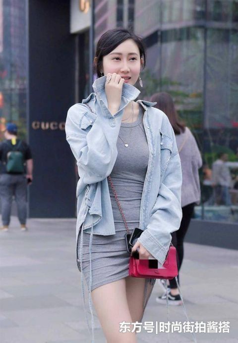 时尚穿搭吊带紧身裙搭配牛仔外套,简约又大方,尽显“校花”气息