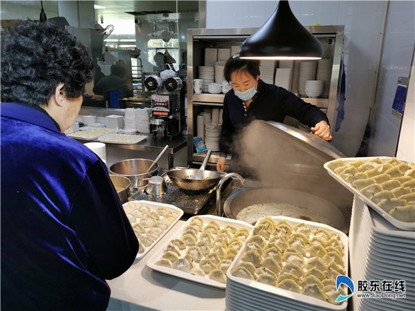 幸福邻里饺|温暖久久 翡翠社区市民食堂为老人送上“家味”饺子