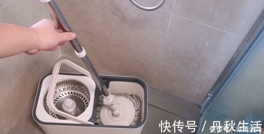 拖地时，在水里多加一样东西，拖地不留水痕、干得快，3天不沾灰
