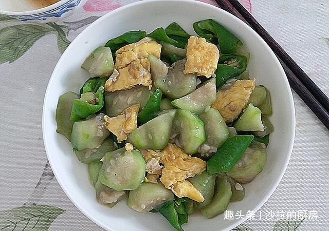 嫩白|夏季遇到此菜多吃些,维C是黄瓜的8倍,排出毒素,肌肤细腻嫩白