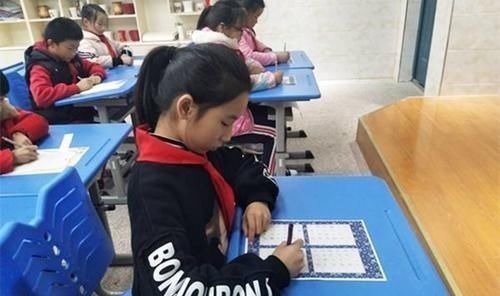 一手$一年级99分卷面火了,老师都不忍心扣分,网友:小学生也太优秀了