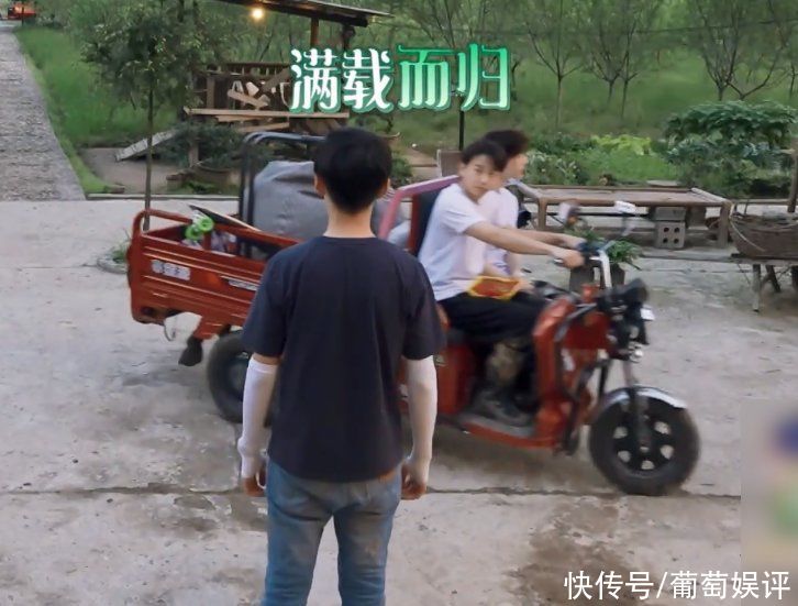 蘑菇|彭昱畅从仓库满载而归,下车第一时间找张子枫,兄妹俩感情太要好