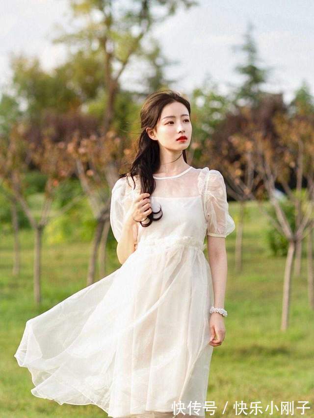 针织开衫 秋季小个子该怎么穿?针织开衫搭配白色半身裙,显得时尚又可爱