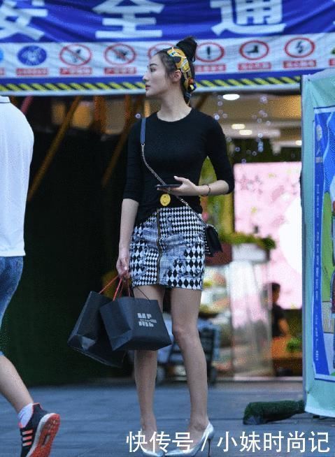 男朋友|街拍逛街美女四处张望,是想找个男朋友给你提包