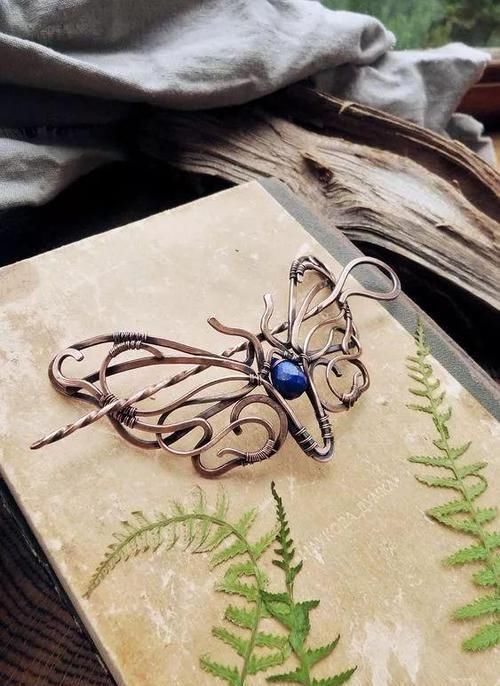 最简单的发型,配上最有创意的发饰,这个春夏,做最水灵的女孩