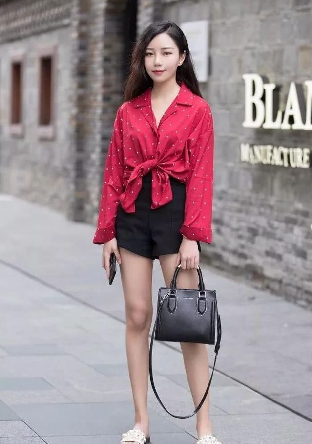 街拍:美女身穿吊带长裙,素雅的色调清新温婉,尽显优雅靓丽美