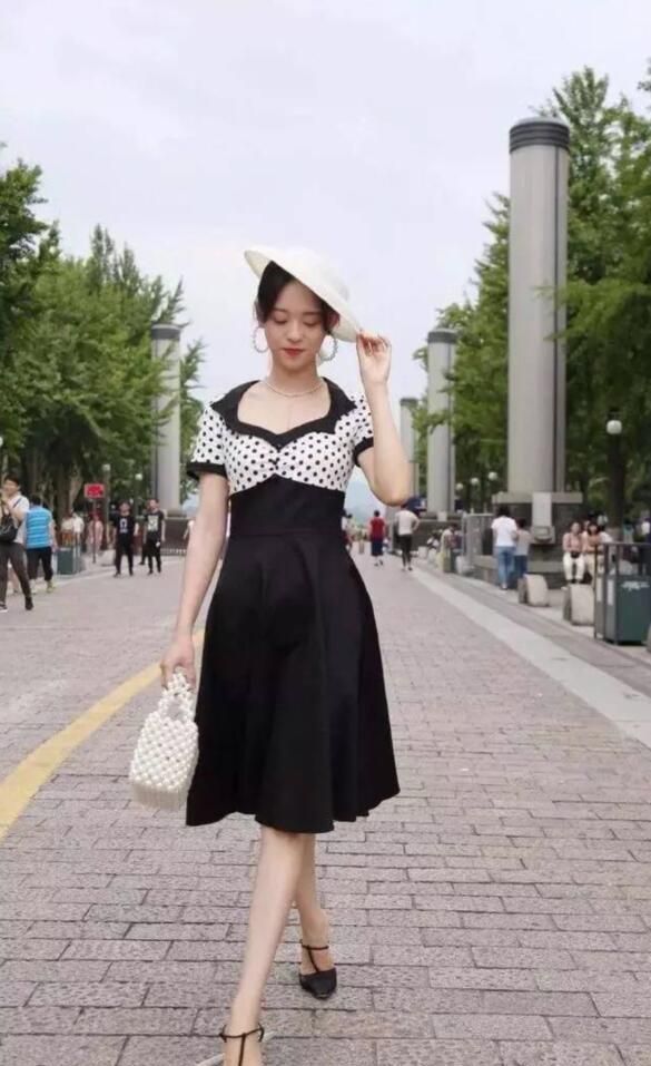 街拍：时尚靓丽的小姐妹，身姿姣好曲线优美