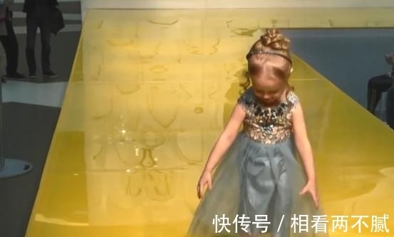 走秀|俄罗斯萌娃走秀走到一半,突然掀起裙子,网友:萌的我一脸血