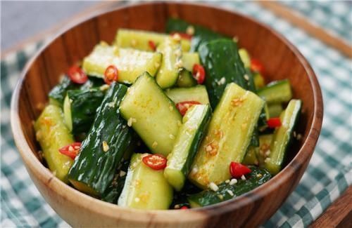 购买黄瓜时，该挑直的还是弯的老菜农记住这几点，就不会买错