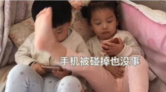 皮皮|“卑微弟弟”伺候姐姐火了,怀里温奶给姐喝,网友求生欲太强