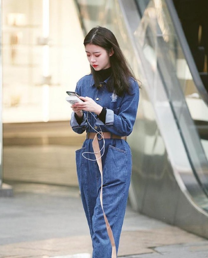 时尚大气的小姐姐，牛仔工装裤的穿搭，性感十足