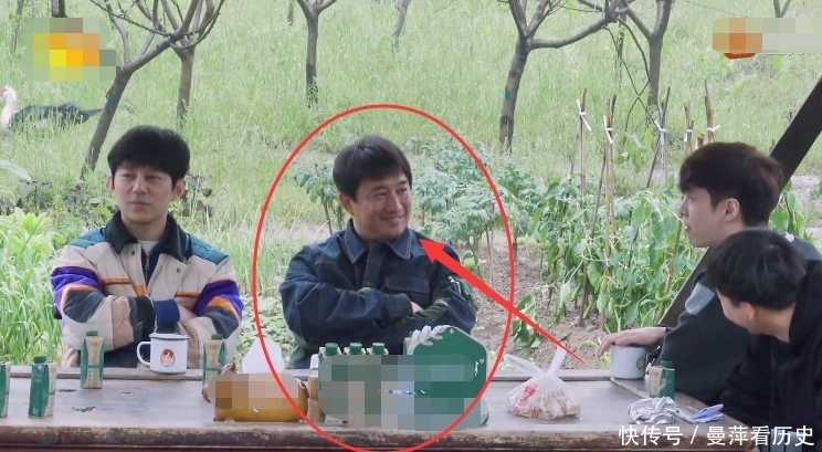 张艺兴 杨紫聊天时直夸张艺兴逗,镜头扫到黄磊表情,像极屏幕前的cp党!