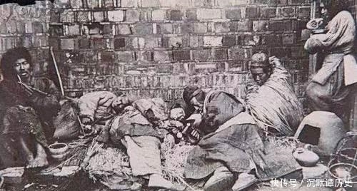 大清|清末罕见照白人洋妞陪着富少吞云吐雾，图5大清的格格躺在男人怀里吸大烟