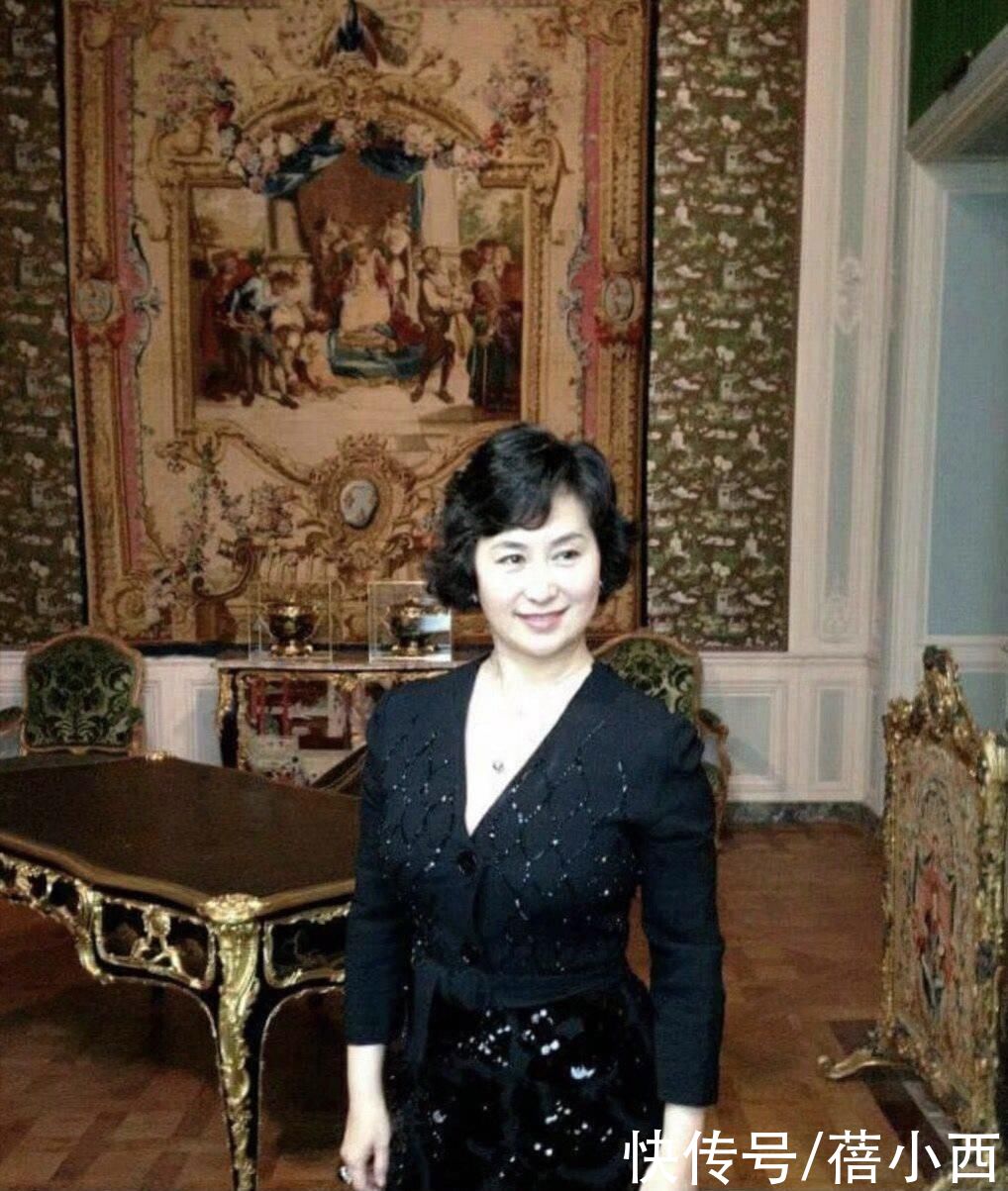 穿搭|何超琼换了清爽短发减龄至少20岁，穿粉色上衣配短裤，秀出豆腐腿