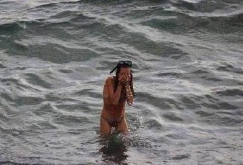 游泳|下海游泳顺便生了个娃，天然的水中分娩，网友不会引来鲨鱼吗