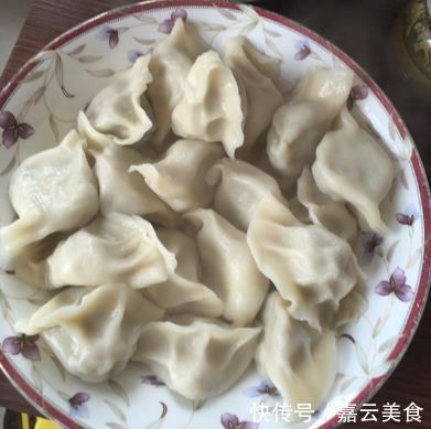 做白菜馅饺子，光用盐还不够！大厨教你一招，白菜鲜嫩不出水