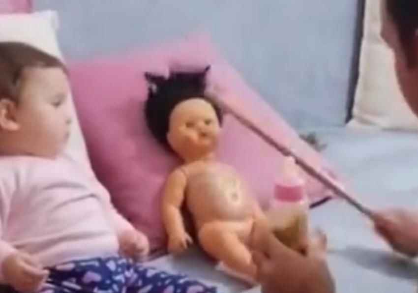 布娃娃|萌娃不愿喝奶,亲爸通过教训布娃娃来“恐吓”娃火了,网友:绝了