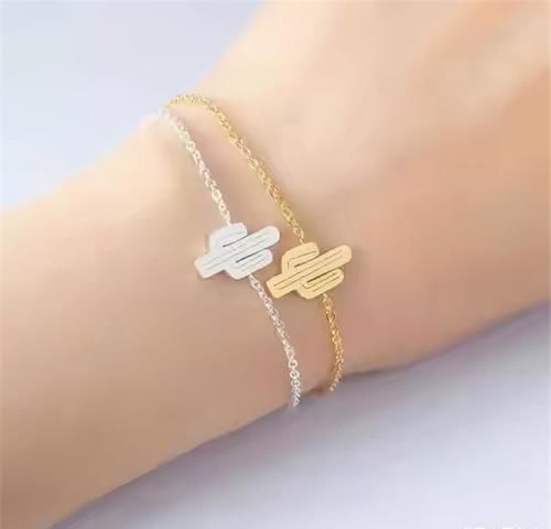 建议皮肤黄的女性，少穿黑白灰！多穿这三种“颜色”，非常显气质