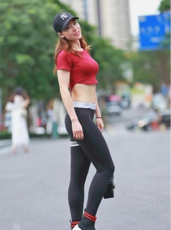 婀娜多姿|街拍性感紧身打底裤小姐姐,展现婀娜多姿的身姿!