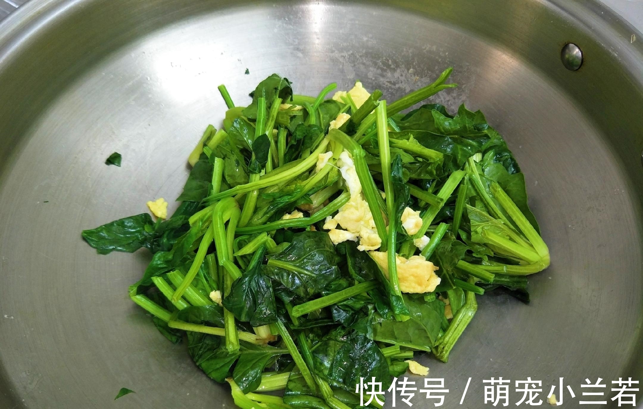 炒菠菜时，需要先焯水吗？教你好吃的做法，菠菜翠绿又入味