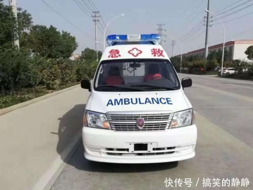 小孩|心痛!出生40天的婴儿在草坪上晒太阳,被玩耍的小孩踩中头部