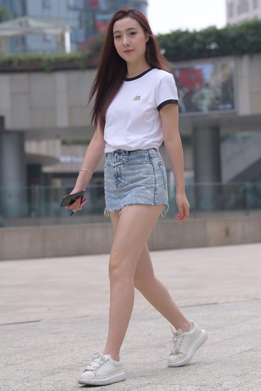 牛仔热裤|美女街拍:蓝色牛仔热裤美女