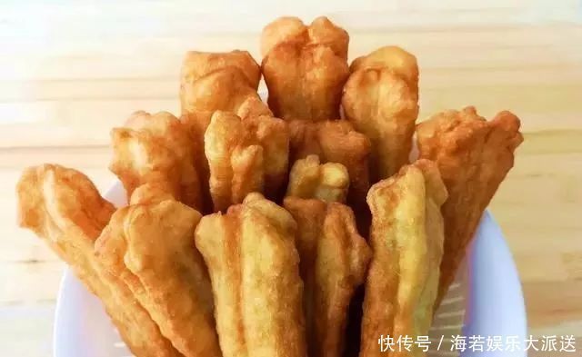 炸油条时，用小苏打还是食用碱都不好吃，大厨教你更好吃做法