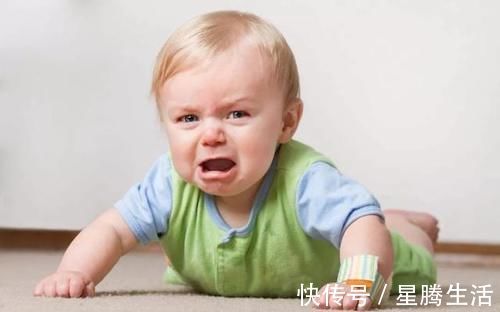 婴儿|9个月婴儿紧握拳头,奶奶发现有问题带去医院检查,医生:来晚了