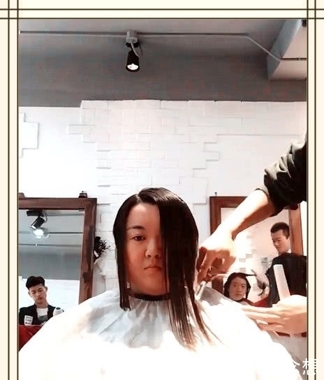 “圆脸胖妹”为显瘦,挑战“公主切”发型,剪完后表情亮了!