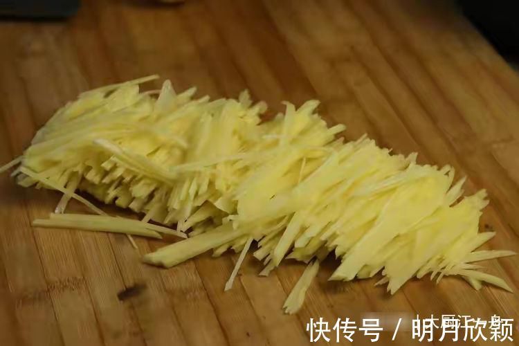时机|炒土豆丝好不好吃，关键在于加醋的时机！这步做不对，难怪不好吃