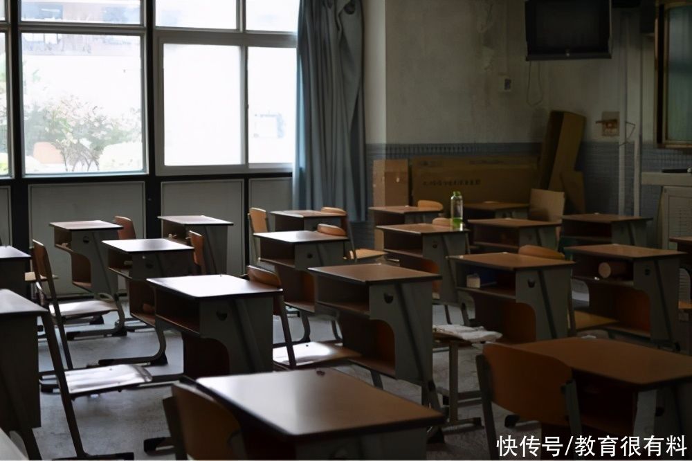 临近小学毕业，临时换语文老师，家长不满，支持学生集体翘课