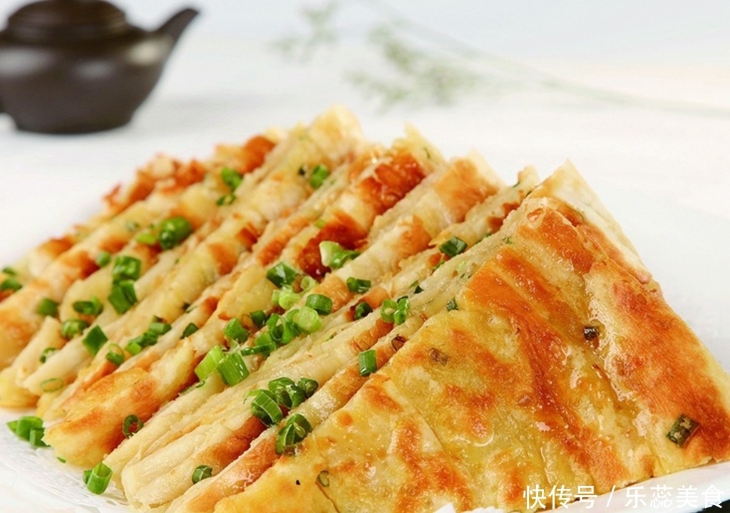 烙饼和面时,一定别直接加水,多加“1步”,又软香又出层