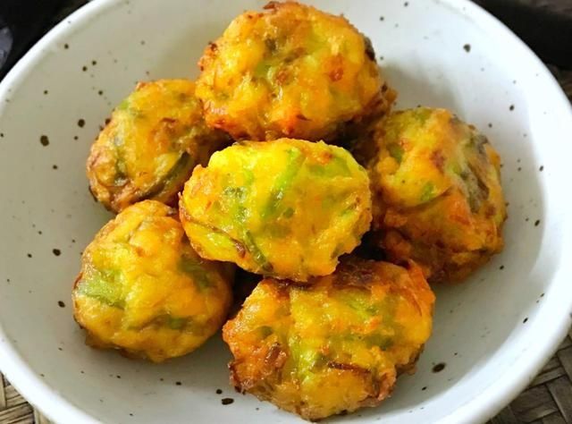 萝卜丸子|茼蒿新吃法，不炒不凉拌，出锅金黄酥脆，清香软嫩，入味有嚼劲