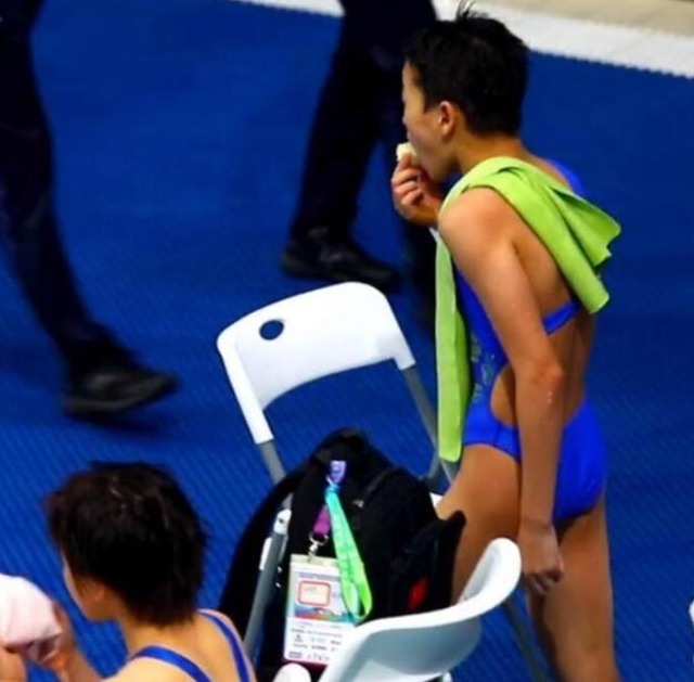 |全红婵吃面条表情搞笑!红姐吃得心满意足,露出坏笑惹人怜爱