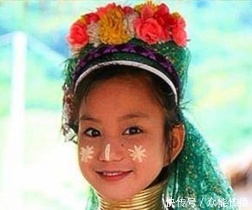 套着|奇怪的风俗,女孩脖子上套着铜圈,一生只能在这三个时候取下