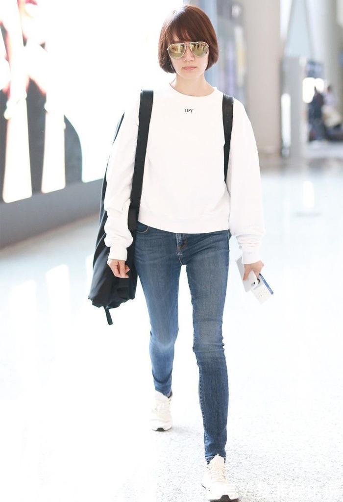 搭配 入秋后该穿卫衣了,分享4组显瘦减龄的经典搭配,照着穿不怕出错