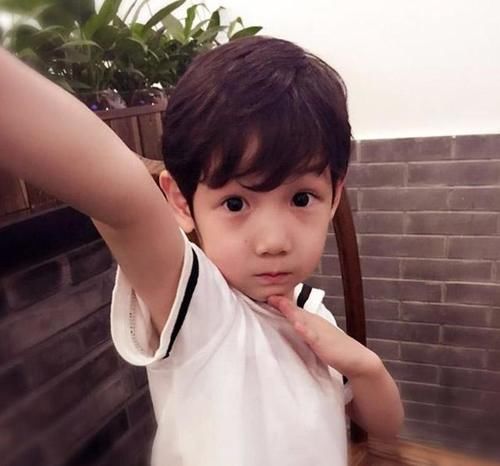 晒晒演员杨烁的家，一看装修就是大户人家了，家具都还带雕花的