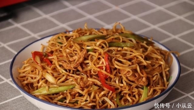 肉丝炒面最好吃的做法,简单几步,5分钟就出锅,比饭店的还好吃