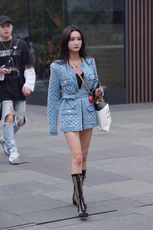 牛仔|独特设计，牛仔外套穿上很有气质，配黑色的靴子穿很帅气！