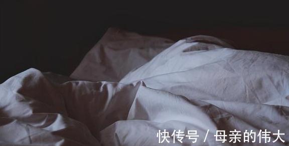 油腻食物|失眠心好累!网传6个助眠方法,让你快速入睡