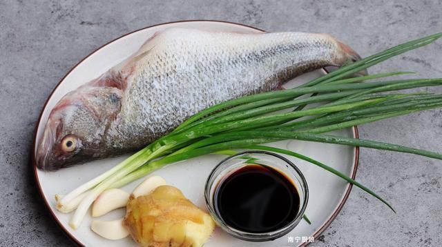 清蒸鲈鱼,冷水下锅还是开水下锅厨师做对了,鱼肉鲜嫩无腥味