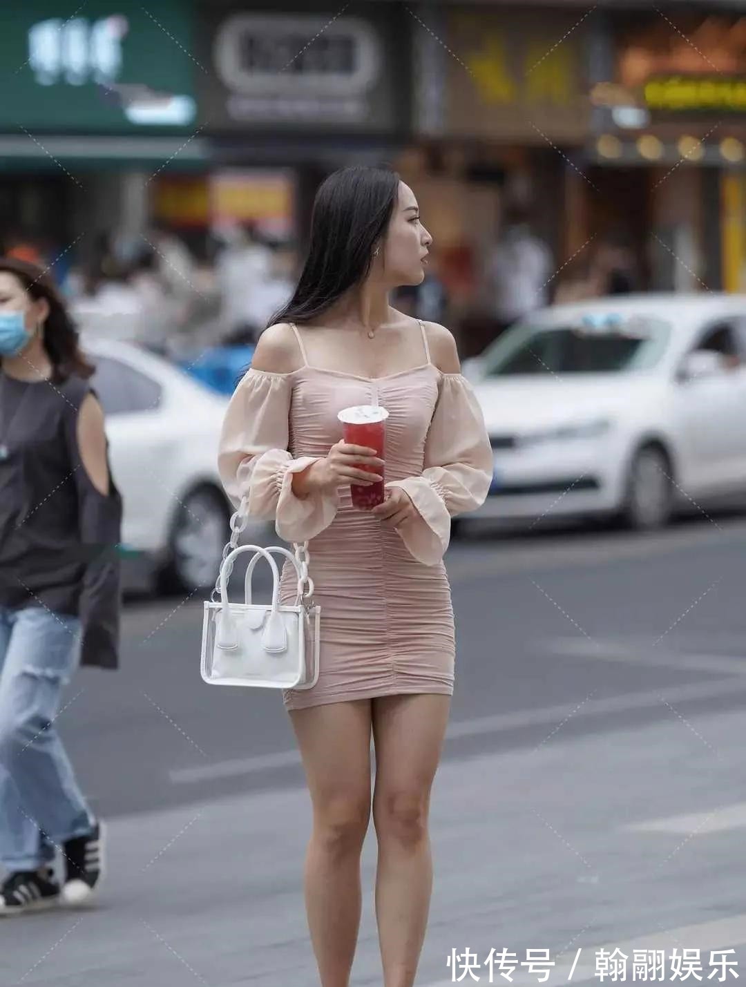 透明高跟凉鞋 难道今年流行透明高跟凉鞋吗30位美女穿出了简约而不简单的效果