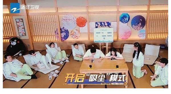 弹幕道|蔡徐坤录制“跑男”在线摸鱼，频繁看手机，弹幕道出真相