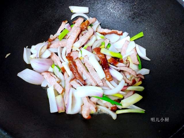 简单|一到冬天就馋这肉,加个洋葱简单炒,几分钟出锅,连盐都省了