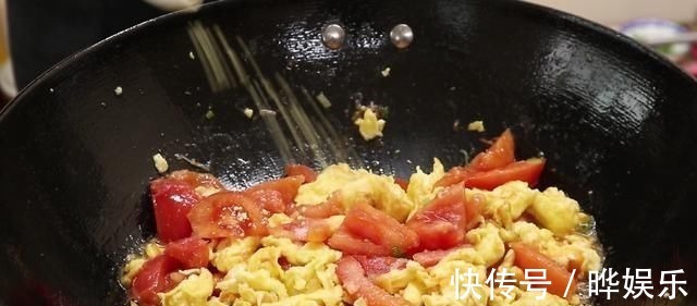 “西红柿炒鸡蛋”很多人第一步就错了，难怪不好吃，看大厨咋做的