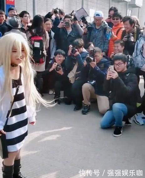 萝莉|小萝莉COS被围观,大萝莉却无人打理,网友:让我来,此时不上更待何时!