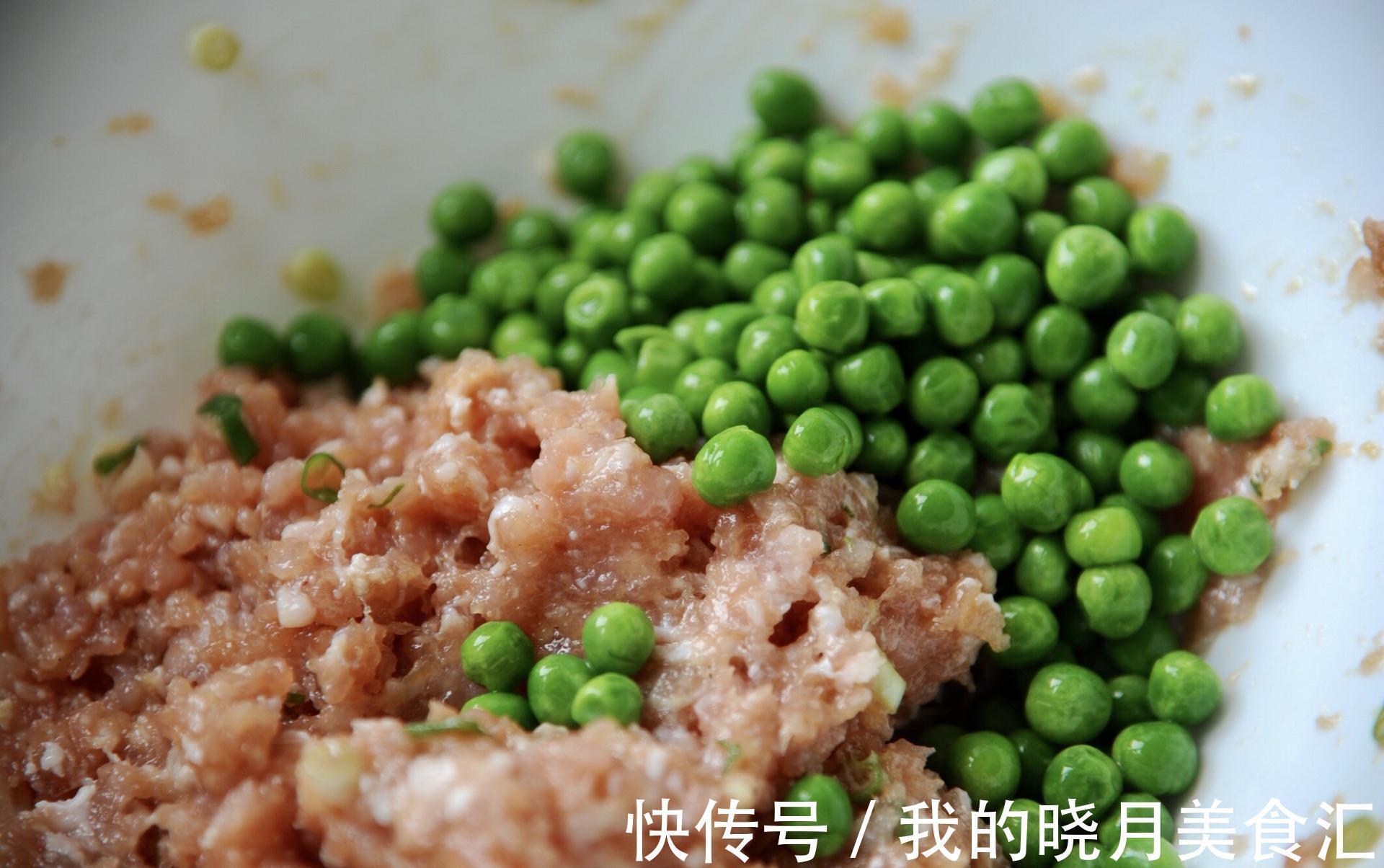 家常藕丁猪肉馅饼,外皮软嫩,馅料鲜香,吃上就忘不了的味道