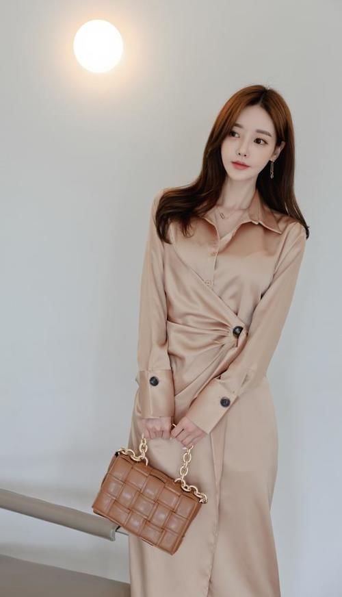 时尚穿搭孙允珠：柔美洛神丝光炫色束腰百褶裙