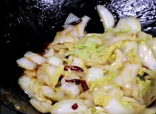 炒大白菜时,马上下锅就错了!大厨教你一招,鲜嫩脆爽、不出水